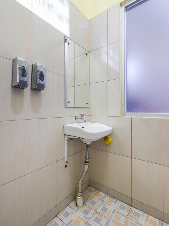Oyo 3830 Dfarys Gh Syariah Hotell Balikpapan  Exteriör bild
